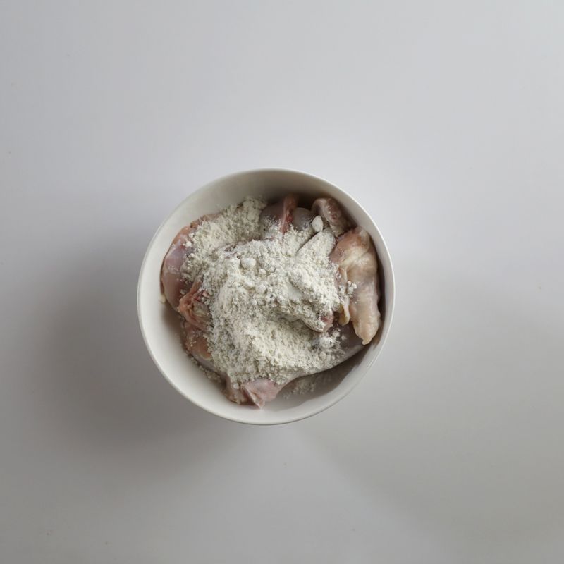 닭을 흐르는 물에 두 번 정도 씻고 밀가루, 후추를 넣어 잘 버무려주세요.