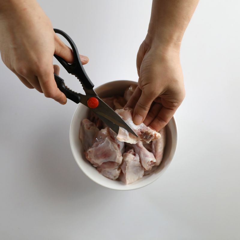 간장치킨을 위한 재료 이미지로 닭,우유,대파,청양고추,홍고추 등으로 구성 되어있습니다.