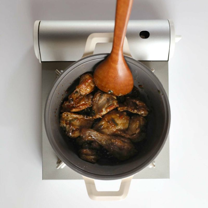 순서 6의 소스에 순서 4의 닭을 넣고 1분 정도 골고루 볶아주세요.