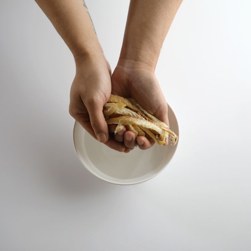 감자북엇국을 위한 재료 이미지로 북어채,양파,대파,감자,달걀 등으로 구성 되어있습니다.