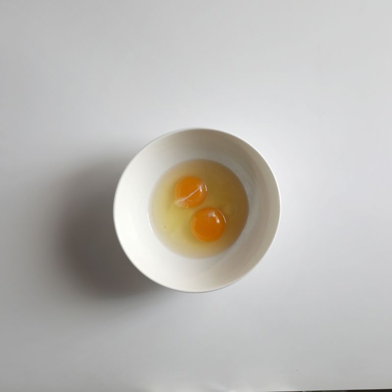 볼에 달걀을 잘 풀어주세요.