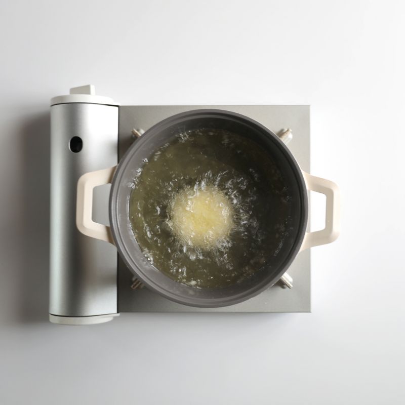 냄비에 식용유를 끓이고 170℃가 되면 순서 7의 크로켓을 넣어 2분 정도 튀겨주세요.