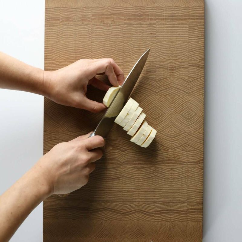 고구마는 껍질을 벗기고 1.5cm 두께로 슬라이스해주세요.