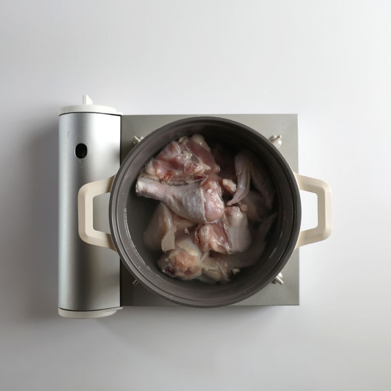 닭을 두 번 정도 씻고 냄비에 물을 넣은 뒤 닭을 넣어주세요.