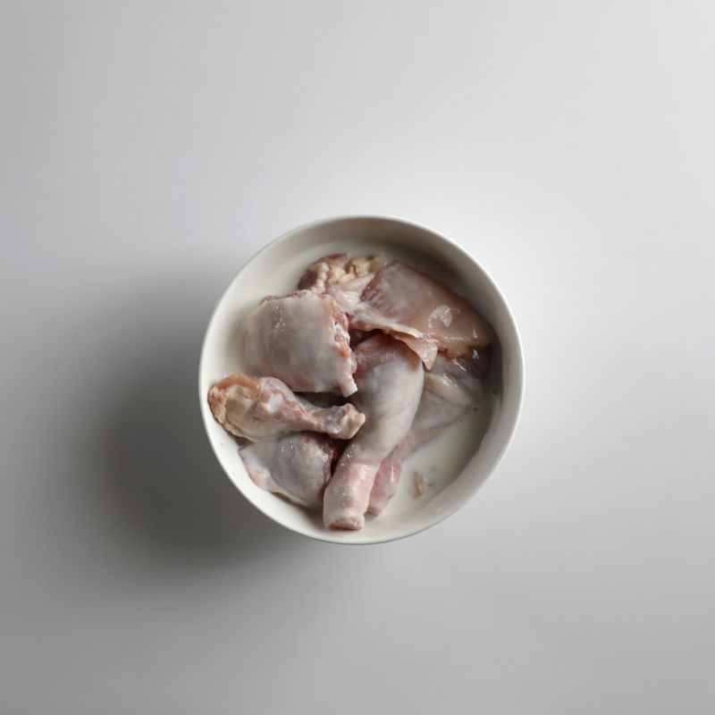 흐르는 물에 닭을 씻고 30분 정도 우유에 담가놔주세요.
*Tip. 닭을 우유에 담가두면 잡내가 제거되고 더 부드러워져요!