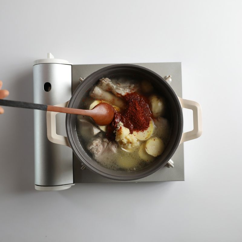 고추장, 고춧가루, 맛술, 국간장, 진간장, 마늘을 넣고 5분 정도 더 끓여주세요.