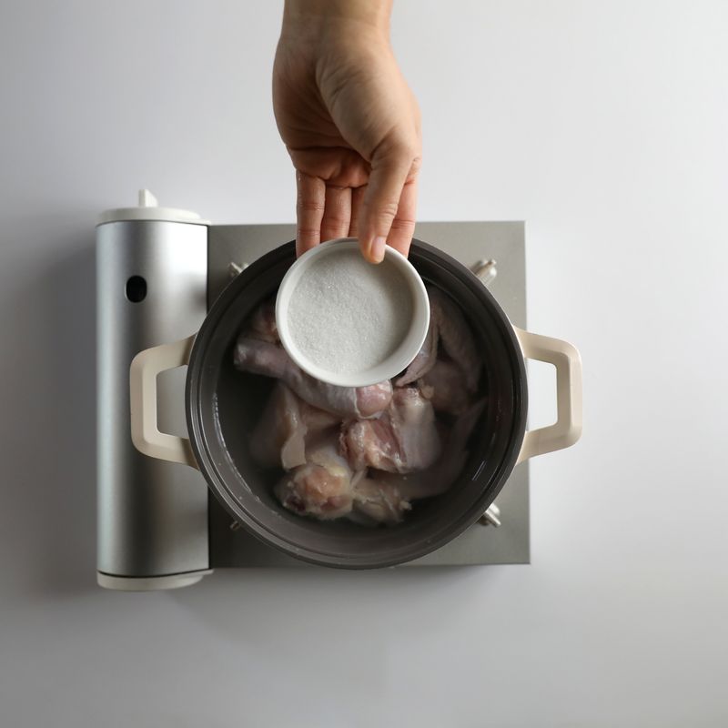 설탕을 넣어 5분 정도 끓이고 거품은 걷어내주세요.
*Tip. 설탕을 미리 넣으면 간이 더 잘 배어든답니다!