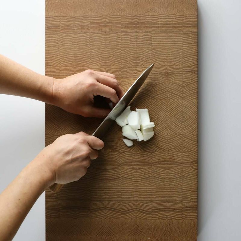 양파는 2cm 크기로 썰어주세요.