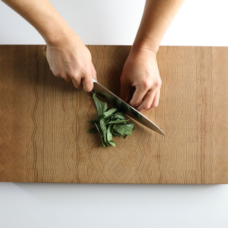 깻잎은 1cm 길이로 채 썰어주세요.