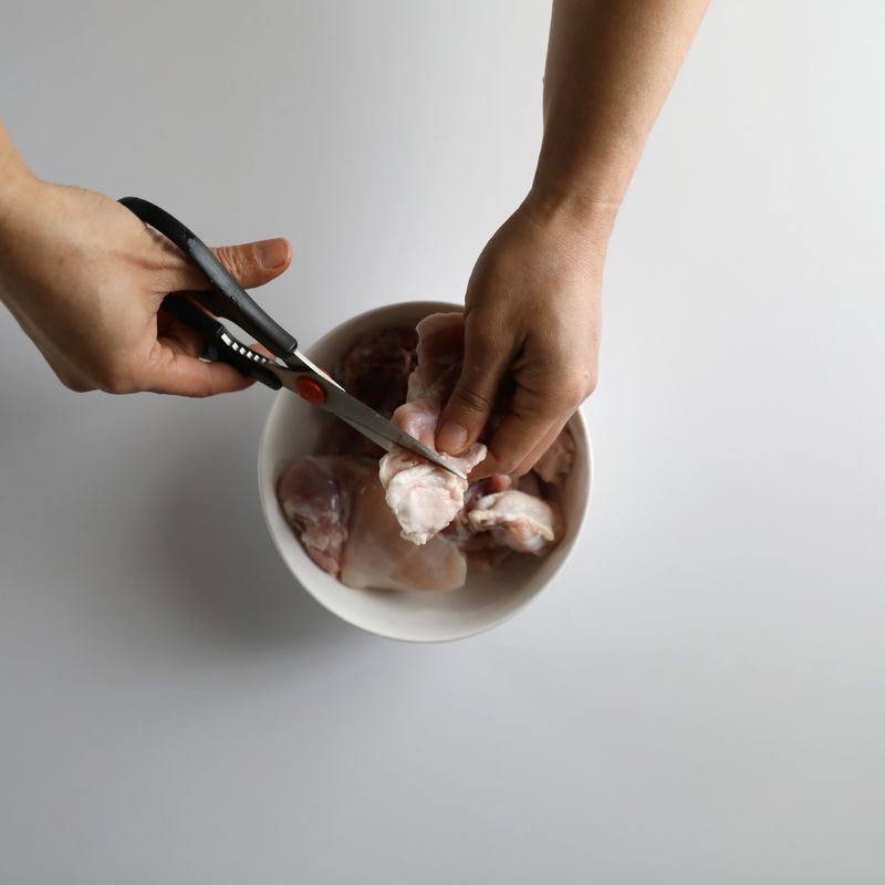 닭에 붙은 지방을 가위로 제거해주세요. 살점과 지방이 뭉쳐 있어서 쉽게 제거할 수 있답니다.
