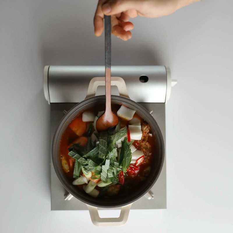 국물이 자작하게 졸아들면 당근, 양파, 대파, 깻잎, 청양고추, 홍고추를 넣고 10분 정도 졸여주세요.