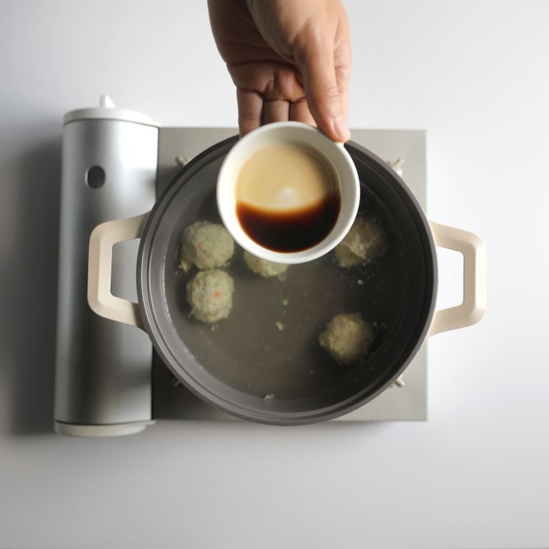 마늘, 국간장, 소금, 후추를 넣고 간을 맞춰 주세요.