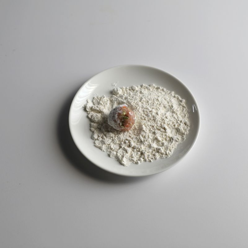 넓은 접시에 밀가루를 골고루 뿌리고 5의 고기완자를 넣어 옷을 입혀줍니다. 그리고 냄비에 물을 넣고 다시마, 표고버섯을 넣어 3분 정도 끓인 뒤 건져내주세요.