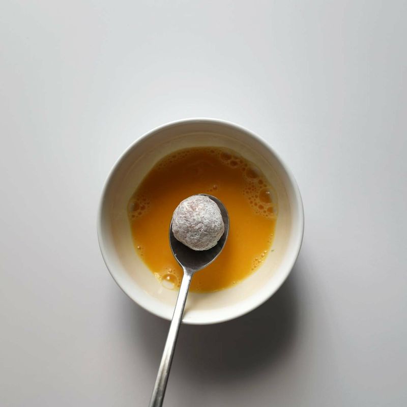 그릇에 달걀을 풀고 순서 7의 고기완자에 달걀물을 입혀주세요.