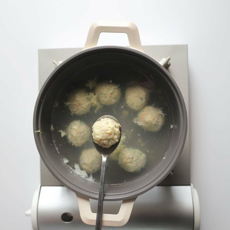 순서 6의 냄비에 순서 7의 고기완자를 넣고 센불에서 3분 정도 끓여주세요.