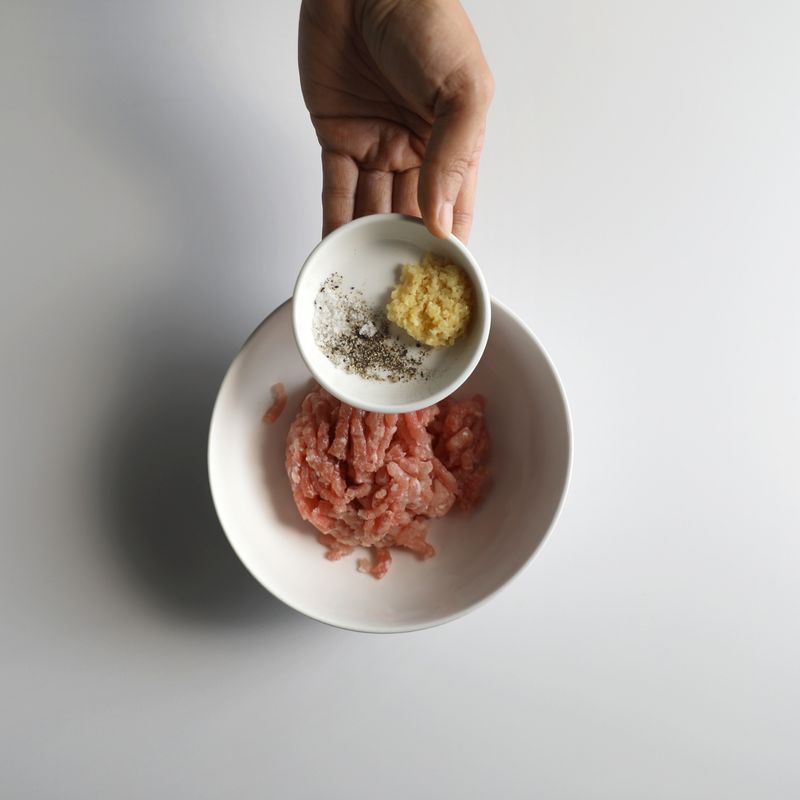 돼지고기에 소금과 후추를 넣어 밑간하고 맛술을 넣어주세요.
*Tip. 맛술을 넣으면 육질이 부드러워지고 잡내를 잡아줍니다!