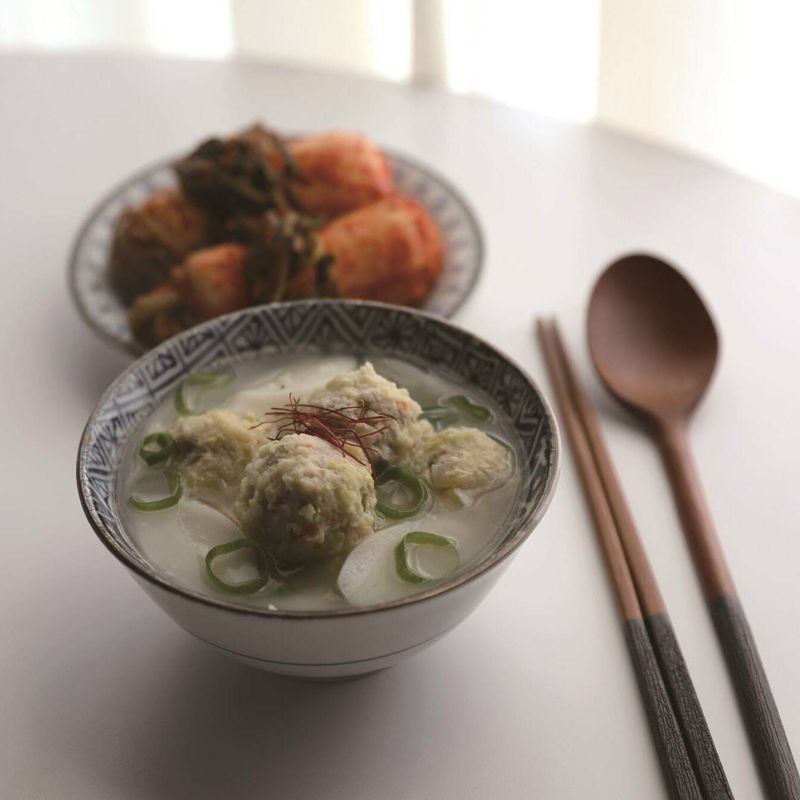 완자와 떡이 다 익으면 그릇에 옮겨 담아 맛있게 드세요.