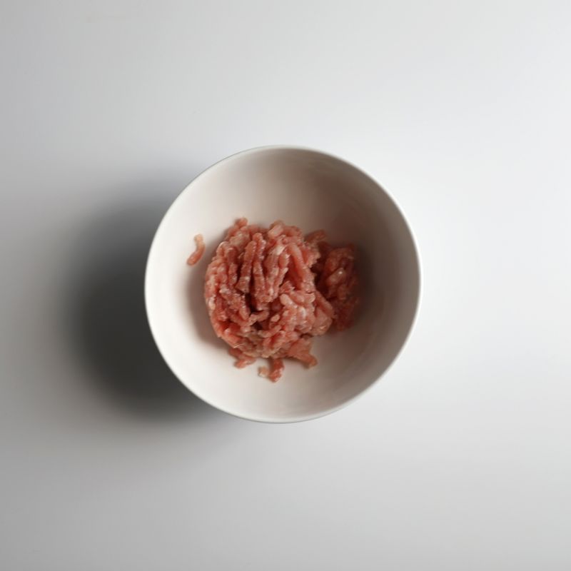 돼지고기를 물에 담가 20분 정도 핏물을 빼고 키친타월로 물기를 제거해주세요.