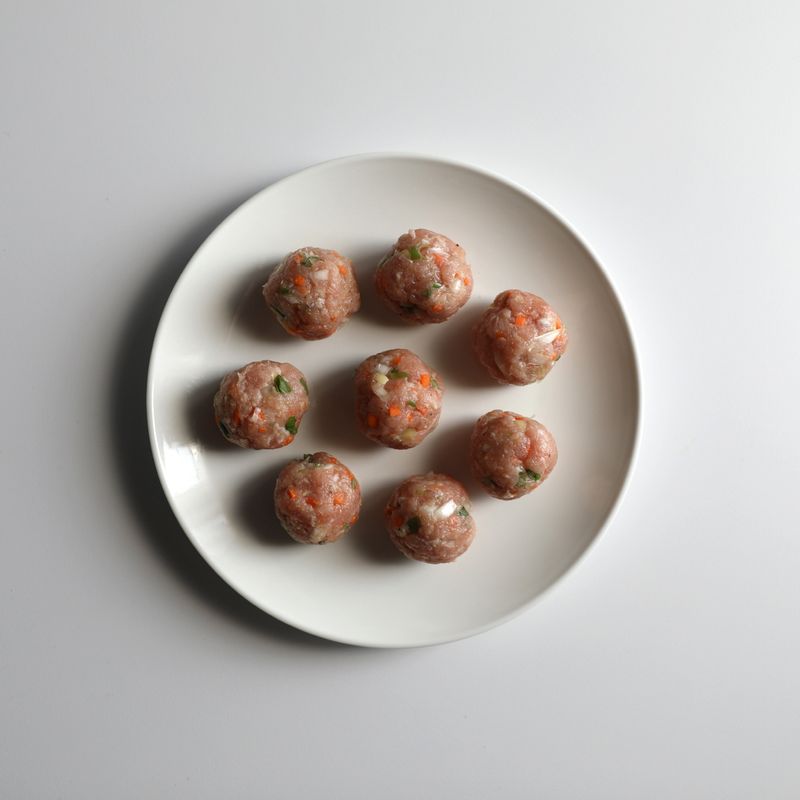 순서 4에 양파, 대파, 당근을 넣고 잘 섞은 뒤 4cm 크기로 동그랗게 고기완자를 빚어주세요.