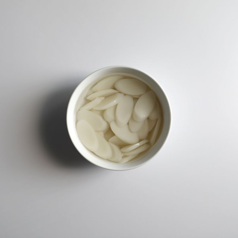 떡은 물에 담가 20~30분 정도 불려놔주세요.