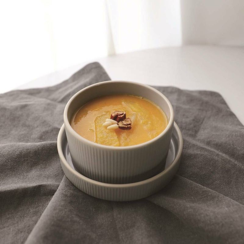 그릇에 옮겨 담아 달콤하고 부드러운 곤약단호박죽의 맛을 즐겨보세요.