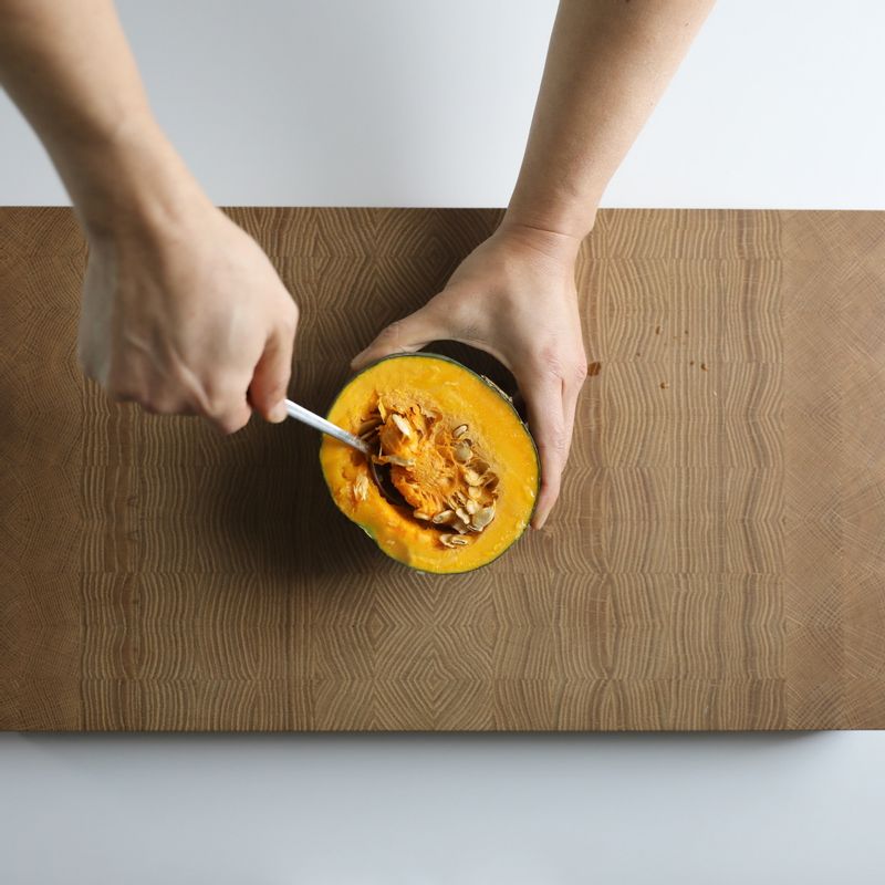 곤약단호박죽을 위한 재료 이미지로 곤약,단호박,찹쌀가루,물,설탕 등으로 구성 되어있습니다.