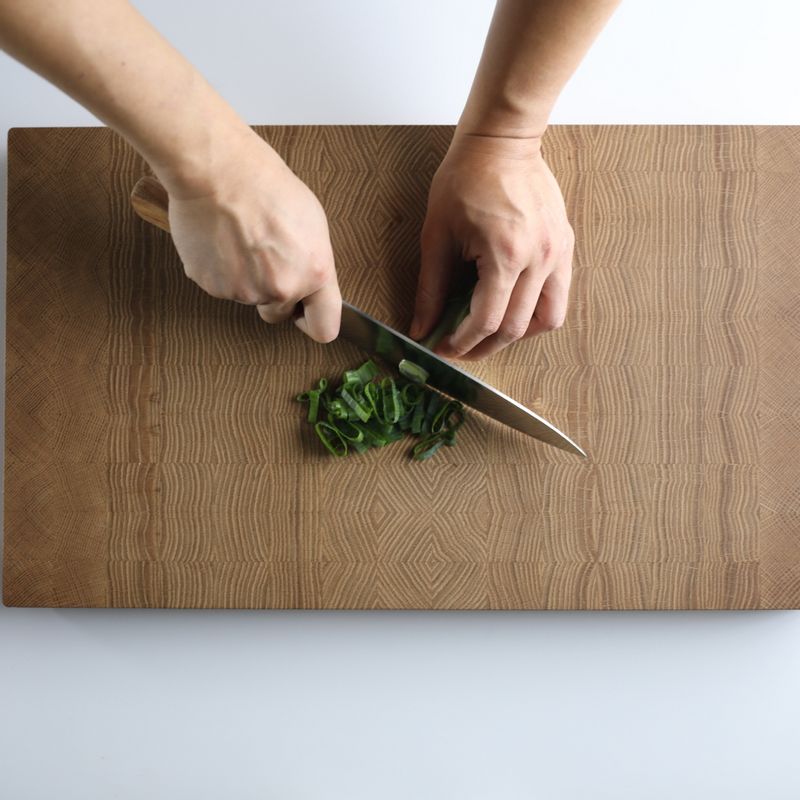 대파는 잘 씻어서 어슷하게 썰고 무는 1cm 두께로 슬라이스한 뒤 4등분 해주세요.