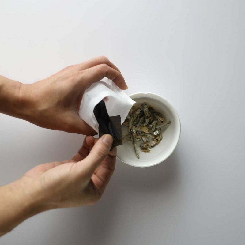 볼에 굴을 넣고 분량의 재료를 넣어 깨끗하게 세척 후 물로 씻어내 주세요. 멸치, 다시마는 다시백에 넣어주세요.