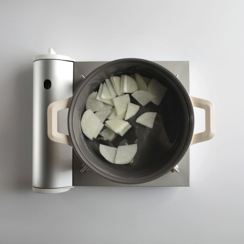 무를 넣고 센불에 끓인 뒤 무가 투명해지면 굴을 넣고 바로 대파를 넣어주세요.