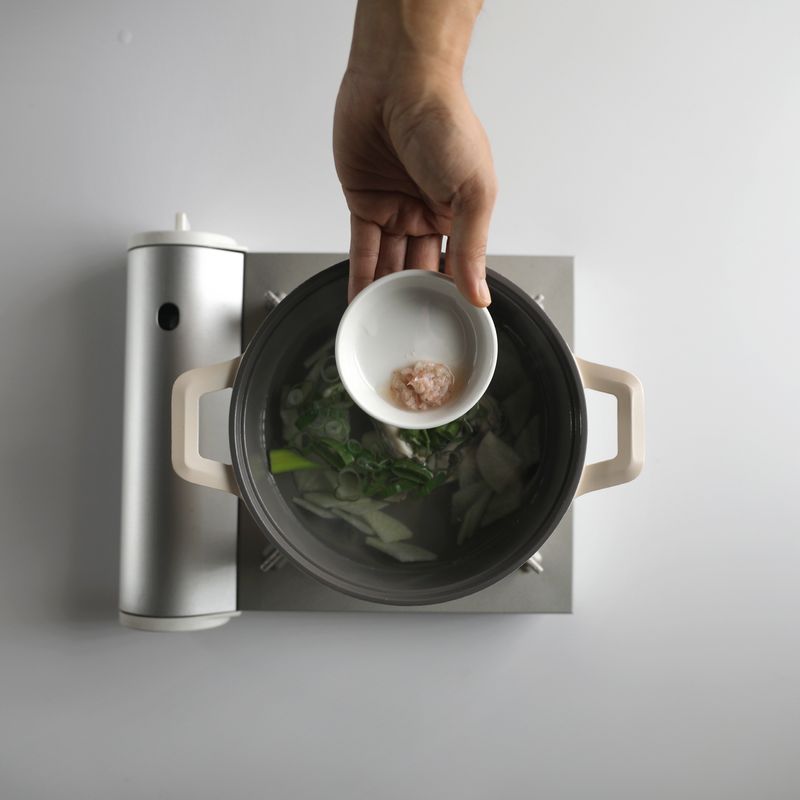 국간장, 마늘, 소금, 새우젓을 넣고 2~3분 정도 더 끓여주세요.