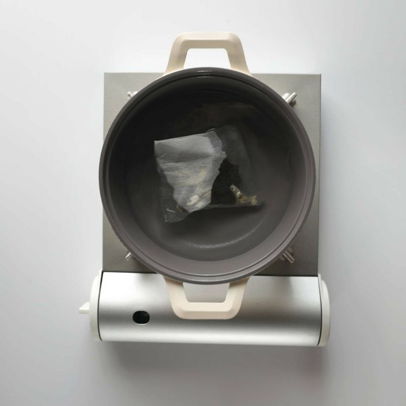 물과 순서 1의 다시백을 냄비에 넣고 5분 정도 끓여 국물을 낸 뒤 건져내주세요.