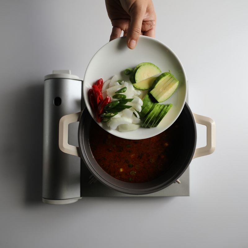 애호박, 양파, 대파, 청양고추, 홍고추를 넣고 1분 정도 끓여주세요.