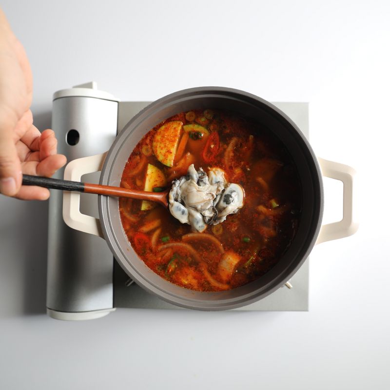 분량의 세척 재료로 잘 세척한 굴을 넣고 3분 정도 더 끓여주세요.