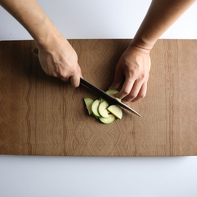 양파는 채 썰고 애호박은 1cm 두께로 슬라이스한 뒤 반으로 잘라주세요.