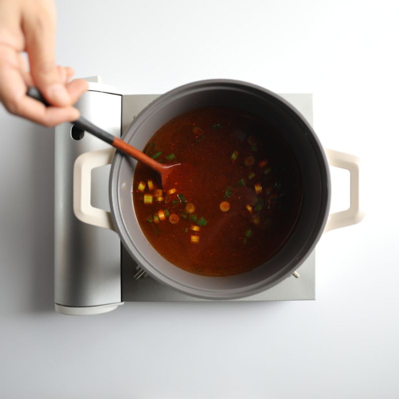 물을 넣고 3분 정도 끓인 뒤 국간장, 마늘, 설탕, 소금, 후추를 넣고 2분 정도 더 끓여주세요.