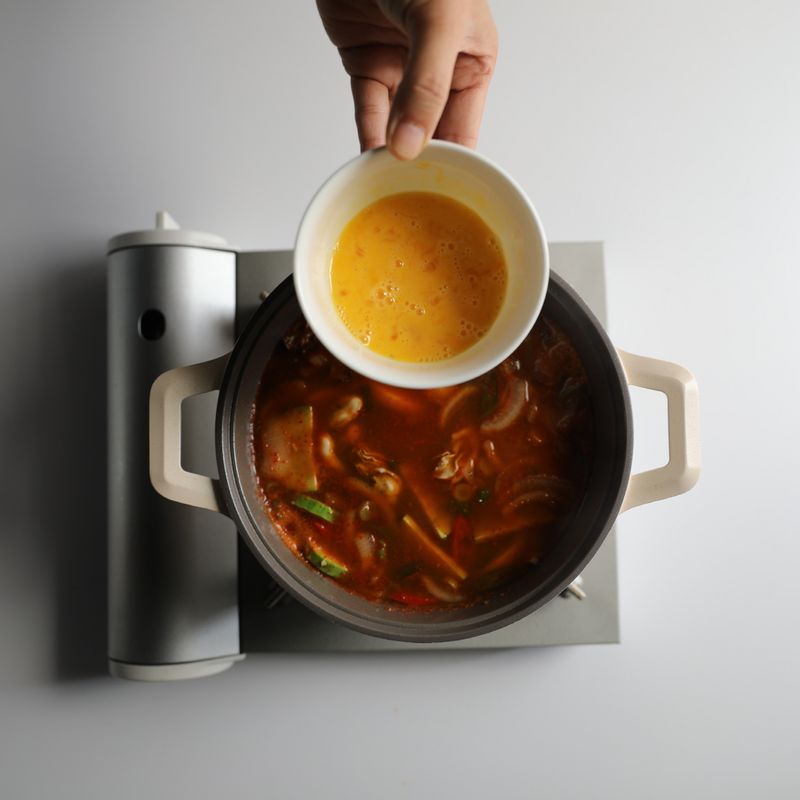 순두부를 넣고 달걀을 풀어서 넣어주세요.