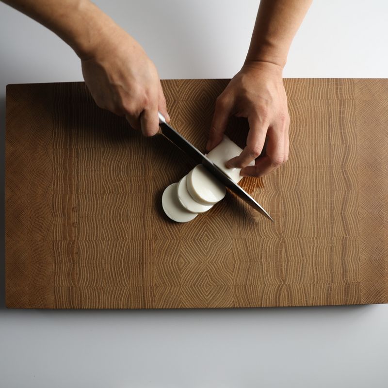 굴순두부찌개을 위한 재료 이미지로 굴,순두부,달걀,애호박,양파 등으로 구성 되어있습니다.