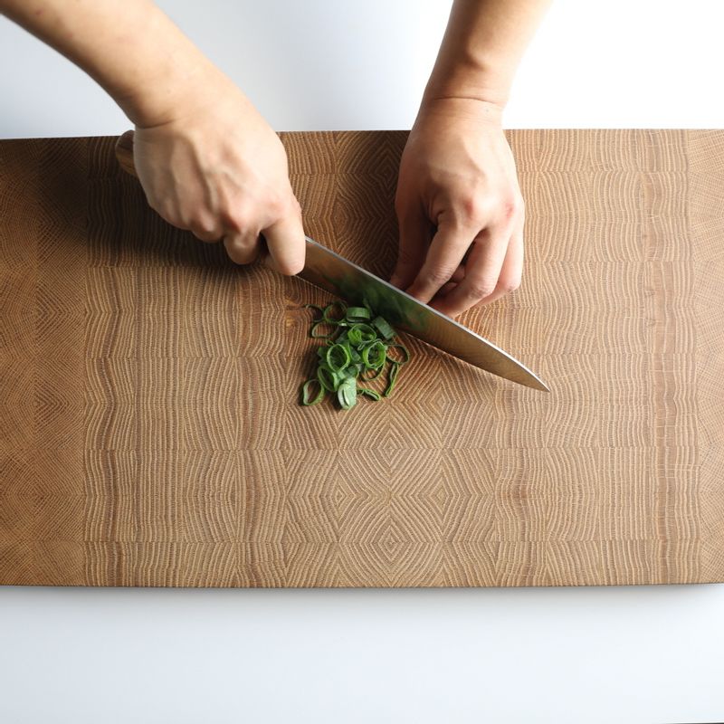 대파, 청양고추, 홍고추를 어슷하게 썰어주세요.