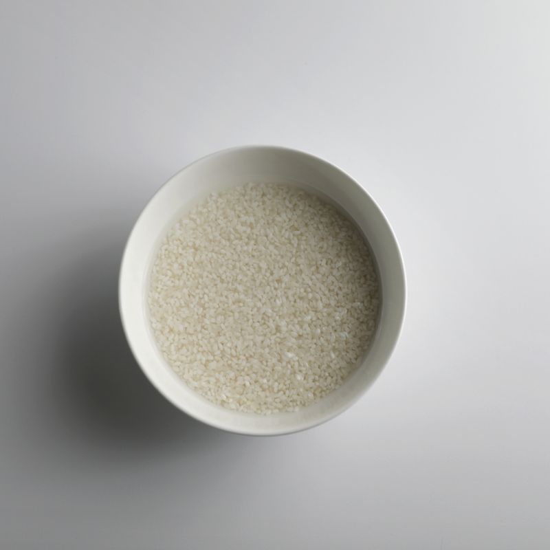 쌀을 볼에 담고 물을 가득 부은 뒤 30분 정도 불려두세요.
*Tip. 밥솥을 사용하면 불리지 않아도 되지만 냄비로 밥을 하려면 불린 쌀로 지어야 밥이 짧은 시간에 골고루 잘 익어요!