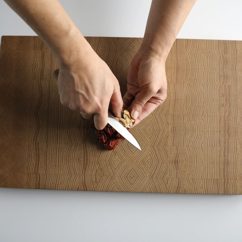 굴영양밥을 위한 재료 이미지로 굴,밤,대추,쌀,물 등으로 구성 되어있습니다.