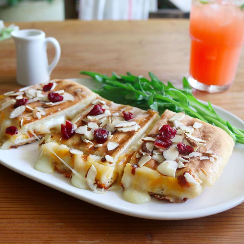 완성된 요리를 그릇에 담아 마무리해주세요.