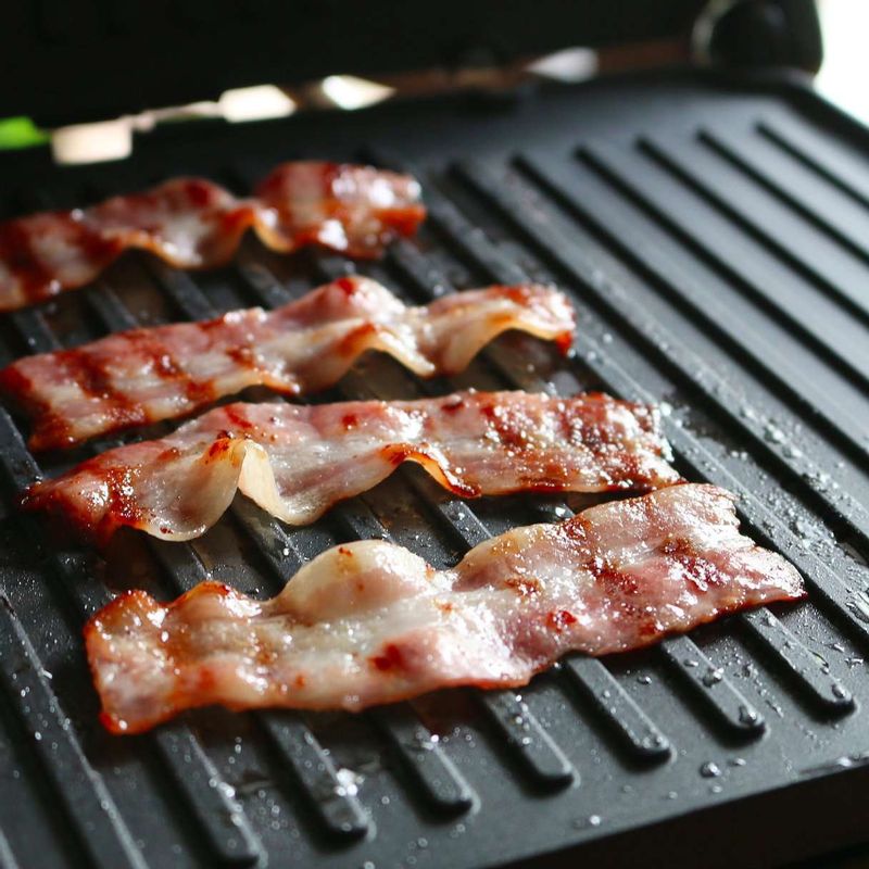 달군 팬에 베이컨을 구운 후 키친타월로 기름을 제거합니다.