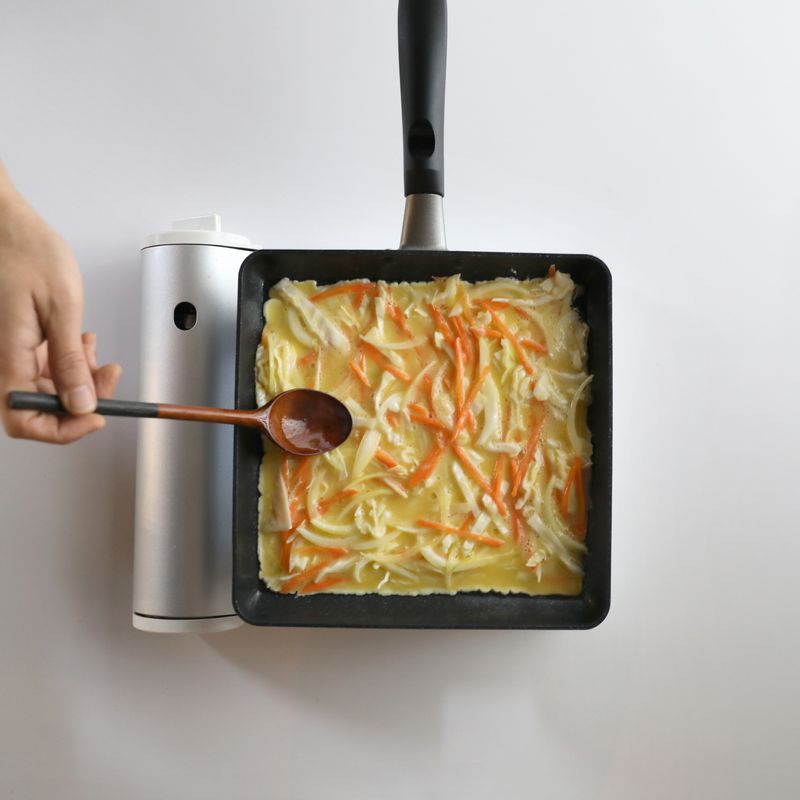 달군 팬에 식용유 3큰술을 두르고 순서 3을 넣어 4분 정도 앞뒤로 노릇하게 익혀주세요.