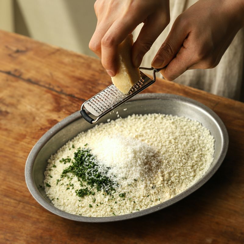 빵가루에 파마산 치즈 가루, 파슬리 가루를 넣어 섞어주세요. 볼에 소스 재료를 넣어 섞어주세요.