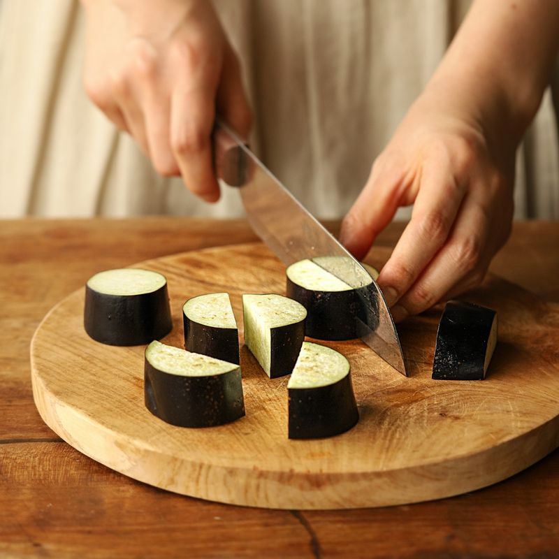 깨끗이 씻은 가지는 2cm 두께로 자른 후 큰 것은 반으로 잘라주세요. 소금을 뿌려 간을 해주세요.