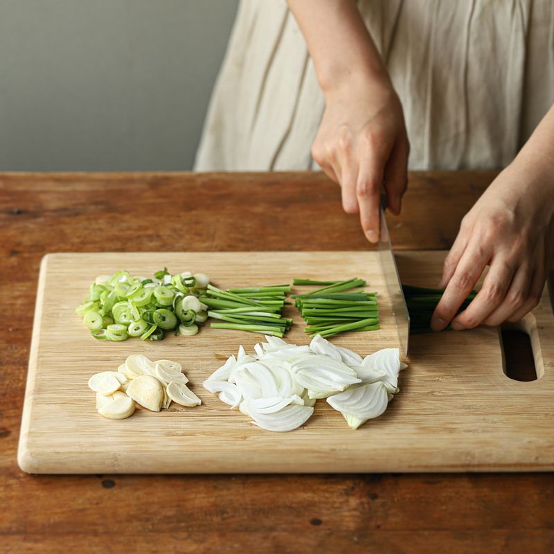 마늘은 편으로 썰고 양파는 얇게 채를 썰어주세요. 대파는 얇게 송송 썰고, 부추는 5cm 길이로 썰어주세요.
