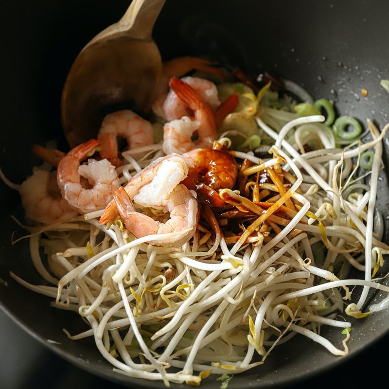 새우와 숙주, 양념을 넣어 볶다가 두부면, 부추를 넣어 가볍게 섞어주세요.