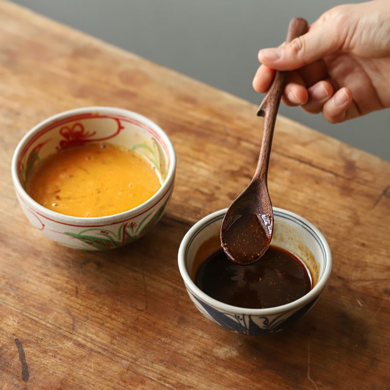 볼에 달걀과 소금, 후춧가루를 넣어 섞어주세요. 볼에 양념 재료를 넣어 섞어주세요.