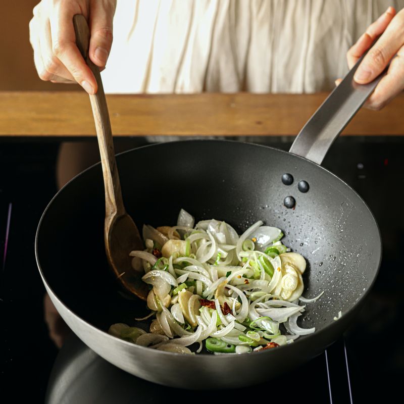 달군 팬에 오일을 두른 후 베트남 고추와 마늘, 대파, 채를 썬 양파를 노릇하게 볶아주세요.