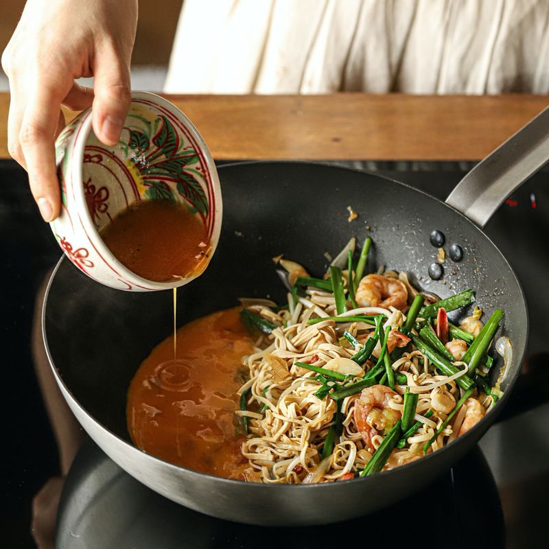 팬 한쪽에 달걀을 넣어 스크램블 에그를 만들어 섞어주세요.